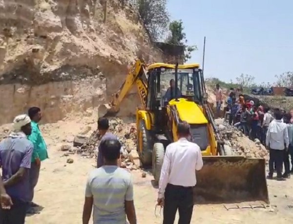 अनूपपुर में धंसी कोयला खदान, बंद खदान में उत्खनन करने गई 2 महिलाओं की मौत अनूपपुर में धंसी कोयला खदान, बंद खदान में उत्खनन करने गई 2 महिलाओं की मौत