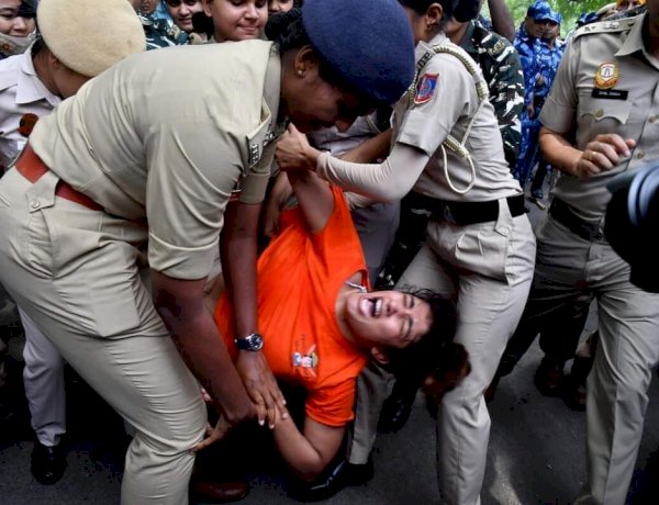 पहलवानों के साथ दिल्ली पुलिस की बर्बरता, महिलाओं को सड़क पर घसीटा, जंतर-मंतर से टेंट उखाड़े