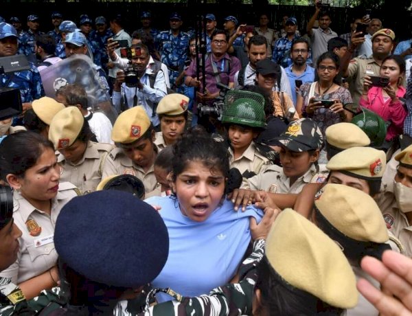 पहलवानों के खिलाफ दिल्ली पुलिस ने दर्ज की FIR, दंगे सहित जोड़ी गईं कई गंभीर धाराएं पहलवानों के खिलाफ दिल्ली पुलिस ने दर्ज की FIR, दंगे सहित जोड़ी गईं कई गंभीर धाराएं