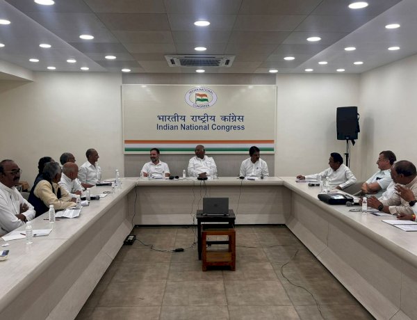 कांग्रेस हाईकमान की मध्य प्रदेश के नेताओं के साथ अहम बैठक, 150 सीटें जीतने की रणनीति पर चर्चा कांग्रेस हाईकमान की मध्य प्रदेश के नेताओं के साथ अहम बैठक, 150 सीटें जीतने की रणनीति पर चर्चा