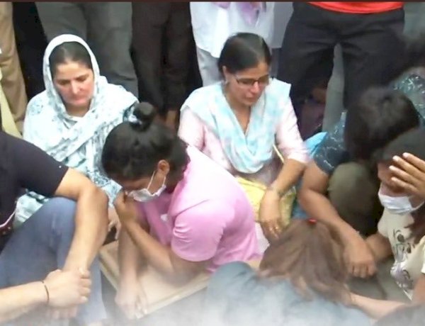 गंगा नदी में मेडल बहाने हरिद्वार पहुंचे पहलवान, मेडल थामे फूट फूटकर रो रहे देश के पदकवीर गंगा नदी में मेडल बहाने हरिद्वार पहुंचे पहलवान, मेडल थामे फूट फूटकर रो रहे देश के पदकवीर