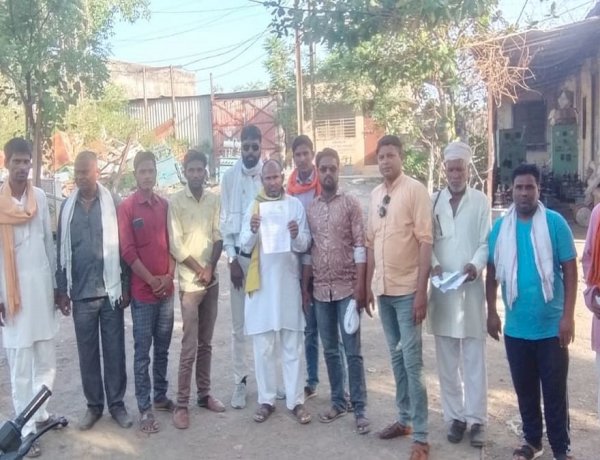 MP: शिक्षा मंत्री के गृह क्षेत्र में बिजली के लिए तरस रहे ग्रामीण, पिछले 12 वर्षों से अंधेरे में कट रही जिंदगी MP: शिक्षा मंत्री के गृह क्षेत्र में बिजली के लिए तरस रहे ग्रामीण, पिछले 12 वर्षों से अंधेरे में कट रही जिंदगी