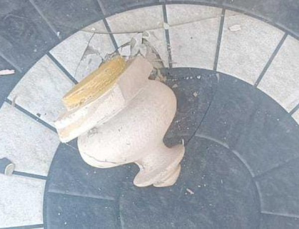 महाकाल लोक में अब नंदी द्वार से कलश टूटकर गिरा, बाल-बाल बचे श्रद्धालु महाकाल लोक में अब नंदी द्वार से कलश टूटकर गिरा, बाल-बाल बचे श्रद्धालु