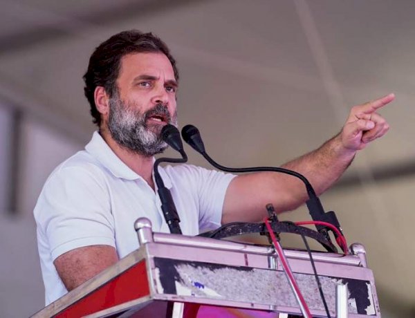 प्रधानमंत्री के सुरक्षा कवच में महफ़ूज़ है 15 घिनौने आरोपों वाला सांसद, राहुल गांधी ने केंद्र पर साधा निशाना प्रधानमंत्री के सुरक्षा कवच में महफ़ूज़ है 15 घिनौने आरोपों वाला सांसद, राहुल गांधी ने केंद्र पर साधा निशाना