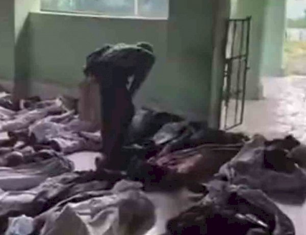 लाशों के अंबार के बीच अपने बेटे को ढूंढता एक बेबस बाप, सामने आया मार्मिक वीडियो लाशों के अंबार के बीच अपने बेटे को ढूंढता एक बेबस बाप, सामने आया मार्मिक वीडियो