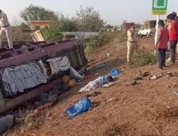 शिवपुरी में छात्र-छात्राओं से भरी बस पलटी, ड्राइवर और एक छात्र की मौत, दो दर्जन लोग घायल शिवपुरी में छात्र-छात्राओं से भरी बस पलटी, ड्राइवर और एक छात्र की मौत, दो दर्जन लोग घायल