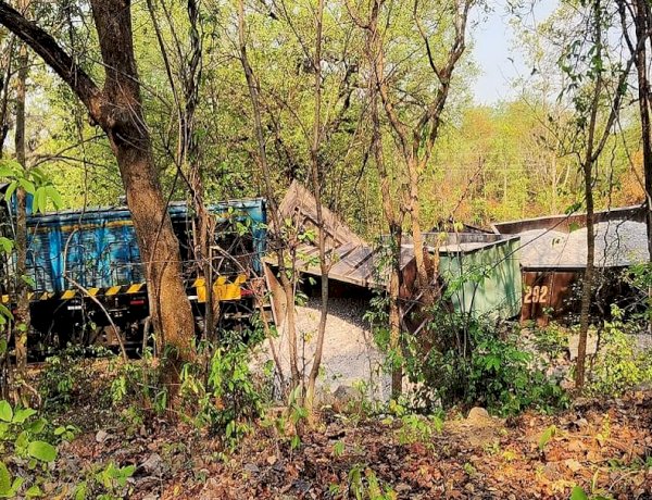 ओडिशा में एक और रेल हादसा, बारगढ़ में पटरी से उतरी मालगाड़ी की 5 बोगियां ओडिशा में एक और रेल हादसा, बारगढ़ में पटरी से उतरी मालगाड़ी की 5 बोगियां