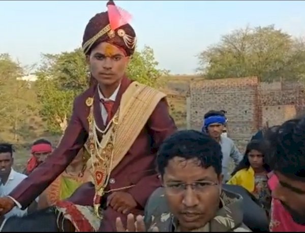 MP: दलित घोड़ी चढ़ा तो पुरे गांव ने बारात पर बरसाए पत्थर, बारातियों के साथ पुलिसकर्मी भी घायल MP: दलित घोड़ी चढ़ा तो पुरे गांव ने बारात पर बरसाए पत्थर, बारातियों के साथ पुलिसकर्मी भी घायल