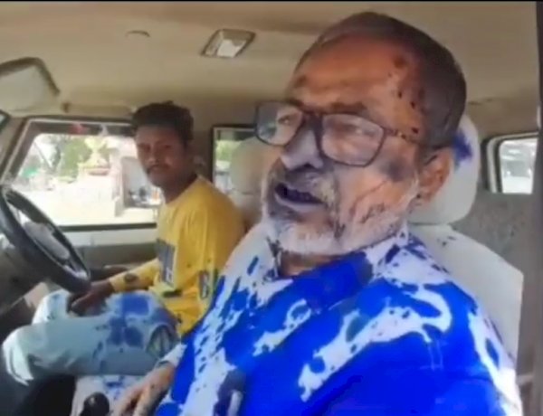 दमोह में भाजपा नेताओं की गुंडागर्दी, शिक्षा अधिकारी पर फेंकी स्याही, लगाए जय श्री राम के नारे दमोह में भाजपा नेताओं की गुंडागर्दी, शिक्षा अधिकारी पर फेंकी स्याही, लगाए जय श्री राम के नारे