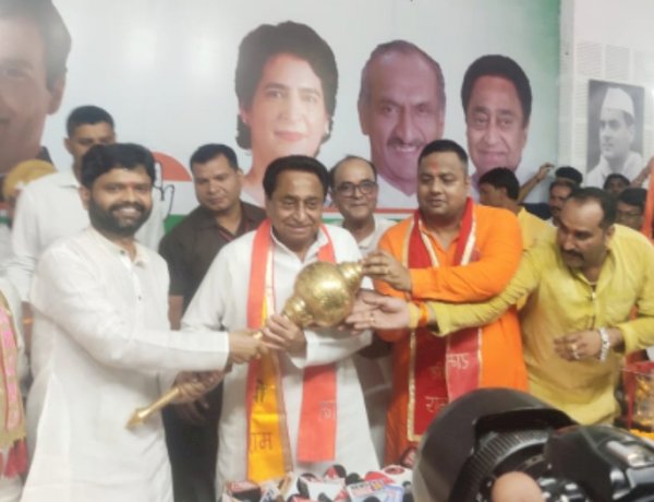 चुनाव पूर्व कांग्रेस को मिला बजरंग सेना का साथ, कमलनाथ की मौजूदगी में बजरंग सेना का कांग्रेस में विलय चुनाव पूर्व कांग्रेस को मिला बजरंग सेना का साथ, कमलनाथ की मौजूदगी में बजरंग सेना का कांग्रेस में विलय