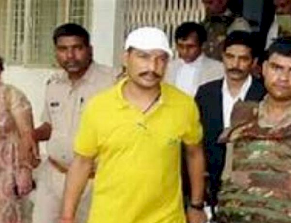 लखनऊ कोर्ट परिसर में फायरिंग, गैंगस्टर संजीव माहेश्वरी की हत्या, वकील की ड्रेस में आए थे हत्यारे लखनऊ कोर्ट परिसर में फायरिंग, गैंगस्टर संजीव माहेश्वरी की हत्या, वकील की ड्रेस में आए थे हत्यारे