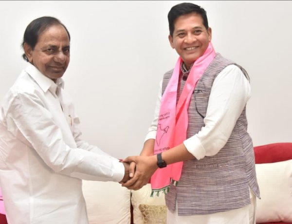 MP में KCR बढ़ा रहे कुनबा, BRS में शामिल हुए व्यापमं के व्हिसिल ब्लोअर आनंद राय MP में KCR बढ़ा रहे कुनबा, BRS में शामिल हुए व्यापमं के व्हिसिल ब्लोअर आनंद राय