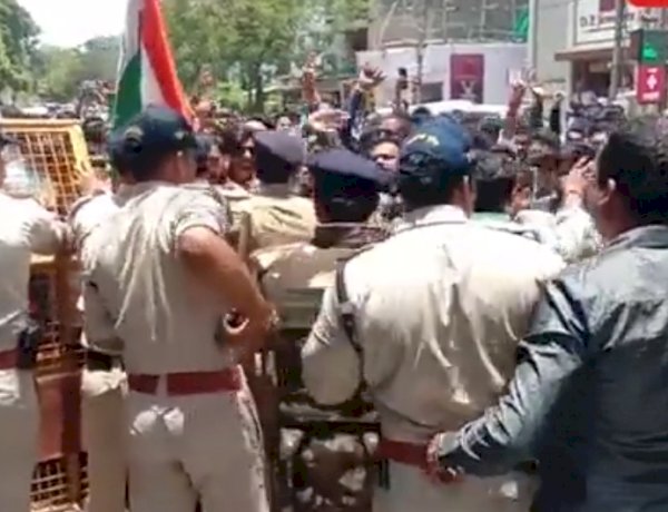 उज्जैन: करणी सेना ने पुलिस के खिलाफ खोला मोर्चा, कंट्रोल रूम के बाहर धरने पर बैठे करणी सैनिक उज्जैन: करणी सेना ने पुलिस के खिलाफ खोला मोर्चा, कंट्रोल रूम के बाहर धरने पर बैठे करणी सैनिक
