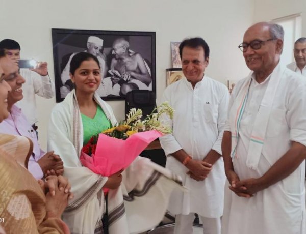 नौसेना में सब लेफ्टिनेंट पद पर चयनित हुई भोपाल की बेटी, पूर्व सीएम दिग्विजय सिंह ने किया सम्मानित नौसेना में सब लेफ्टिनेंट पद पर चयनित हुई भोपाल की बेटी, पूर्व सीएम दिग्विजय सिंह ने किया सम्मानित