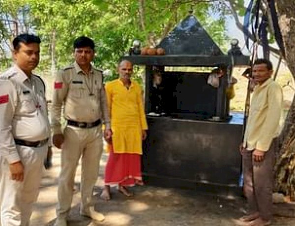 दमोह में शनि मंदिर पर चोरों की वक्रदृष्टि, चुरा ले गए शनिदेव की प्रतिमा, भक्तों में आक्रोश दमोह में शनि मंदिर पर चोरों की वक्रदृष्टि, चुरा ले गए शनिदेव की प्रतिमा, भक्तों में आक्रोश