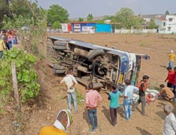 MP: सीधी में फिर सड़क हादसा, अनियंत्रित होकर पलटी तेज रफ्तार बस, 14 यात्री घायल MP: सीधी में फिर सड़क हादसा, अनियंत्रित होकर पलटी तेज रफ्तार बस, 14 यात्री घायल