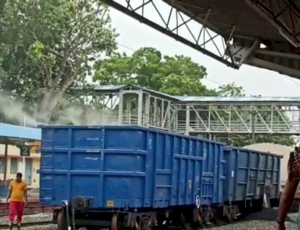 ओडिशा के बालासोर में फिर रेल हादसा, कोयले से लदी मालगाड़ी के एक डिब्बे में लगी आग ओडिशा के बालासोर में फिर रेल हादसा, कोयले से लदी मालगाड़ी के एक डिब्बे में लगी आग