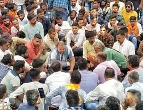 महिदपुर TI को हटाने की मांग को लेकर करणी सेना का प्रदर्शन जारी, 48 घंटों से भूख हड़ताल पर बैठे हैं करणी सैनिक महिदपुर TI को हटाने की मांग को लेकर करणी सेना का प्रदर्शन जारी, 48 घंटों से भूख हड़ताल पर बैठे हैं करणी सैनिक