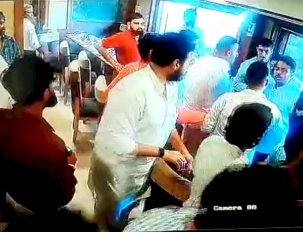 इंदौर: BJYM नेताओं में जूतम पैजार, नगर अध्यक्ष की हुई पिटाई, प्रदेश अध्यक्ष के साथ भी अभद्रता इंदौर: BJYM नेताओं में जूतम पैजार, नगर अध्यक्ष की हुई पिटाई, प्रदेश अध्यक्ष के साथ भी अभद्रता