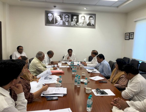 भोपाल में कांग्रेस वचनपत्र समिति की अहम बैठक, फाइनल ड्राफ्ट को लेकर चल रही है मंत्रणा भोपाल में कांग्रेस वचनपत्र समिति की अहम बैठक, फाइनल ड्राफ्ट को लेकर चल रही है मंत्रणा