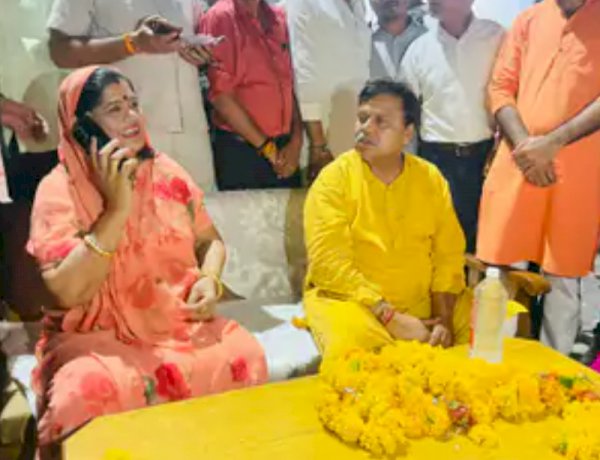 गर्मी में अघोषित बिजली कटौती से डबरावासी बेहाल, इमरती ने अपनी ही सरकार के खिलाफ दी आंदोलन की चेतावनी गर्मी में अघोषित बिजली कटौती से डबरावासी बेहाल, इमरती ने अपनी ही सरकार के खिलाफ दी आंदोलन की चेतावनी