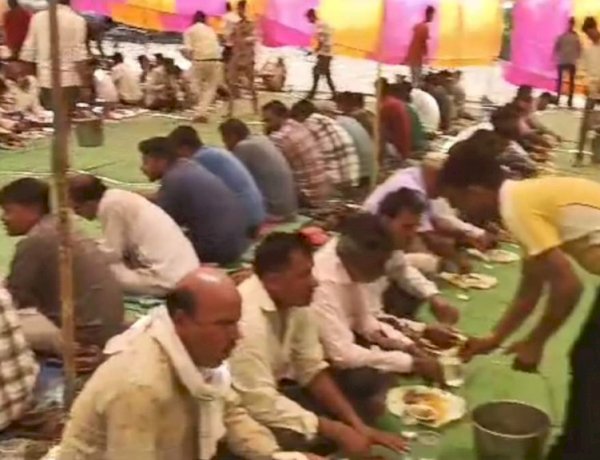 मंदिर के भंडारे में छुआछूत: सवर्ण और दलितों के लिए लगा अलग-अलग पंडाल, लगे संविधान बचाओ के नारे मंदिर के भंडारे में छुआछूत: सवर्ण और दलितों के लिए लगा अलग-अलग पंडाल, लगे संविधान बचाओ के नारे