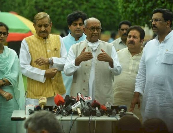 कर्मचारियों की भविष्य निधि से खिलवाड़ कर रही मोदी सरकार, GPF के ब्याज दर कम किए जाने पर बरसे दिग्विजय सिंह कर्मचारियों की भविष्य निधि से खिलवाड़ कर रही मोदी सरकार, GPF के ब्याज दर कम किए जाने पर बरसे दिग्विजय सिंह