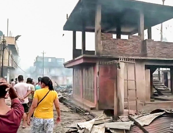 मणिपुर में फिर भड़की हिंसा, खमेनलोक में गोलीबारी में 9 लोगों की मौत, 10 घायल मणिपुर में फिर भड़की हिंसा, खमेनलोक में गोलीबारी में 9 लोगों की मौत, 10 घायल