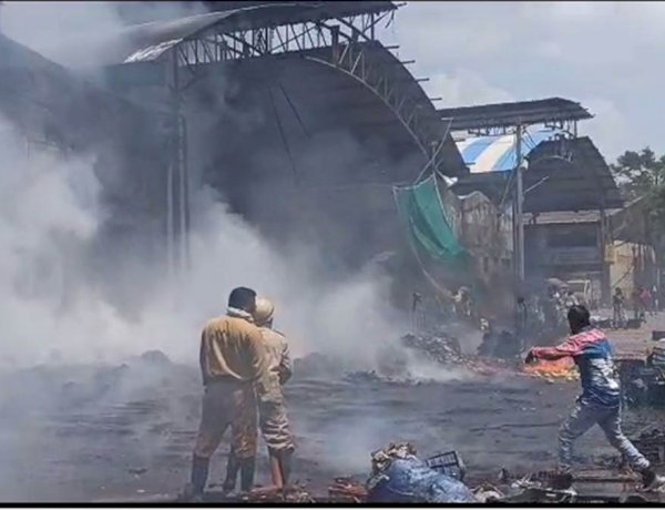 इंदौर की चोइथराम मंडी में लगी भीषण आग, लाखों का माल जलकर खाक इंदौर की चोइथराम मंडी में लगी भीषण आग, लाखों का माल जलकर खाक