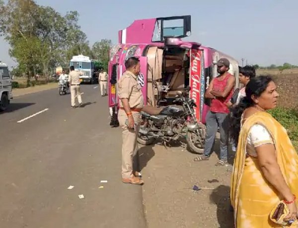 कुबेश्वर धाम जा रही बस आष्टा में पलटी, 12 से अधिक यात्री घायल कुबेश्वर धाम जा रही बस आष्टा में पलटी, 12 से अधिक यात्री घायल