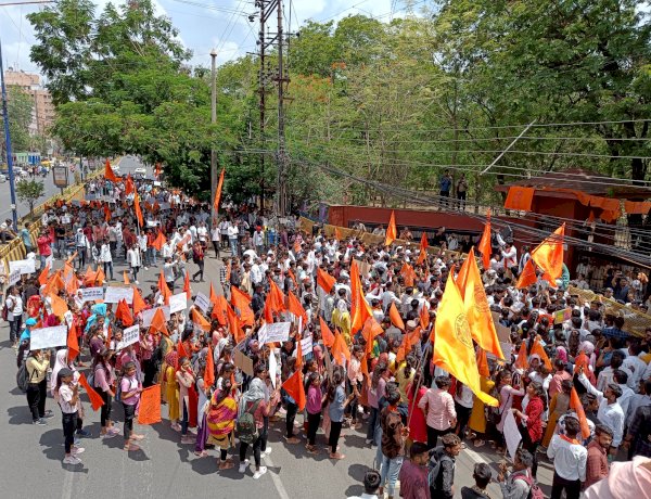 DAVV प्रशासन के विरुद्ध ABVP का उग्र प्रदर्शन, पुलिस ने बैरिकेडिंग कर रोका DAVV प्रशासन के विरुद्ध ABVP का उग्र प्रदर्शन, पुलिस ने बैरिकेडिंग कर रोका