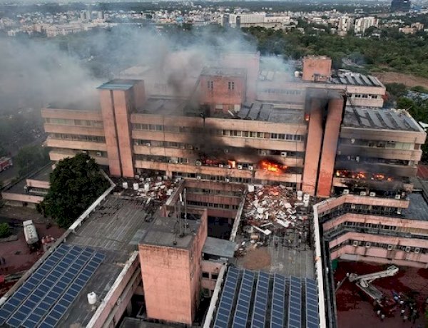 ख़ाक हुई बारह हज़ार फ़ाइलों में 70 हज़ार कर्मचारियों की क़िस्मत थी बंद, बढ़ेगी ग्रेच्युटी पेंशन की परेशानी ख़ाक हुई बारह हज़ार फ़ाइलों में 70 हज़ार कर्मचारियों की क़िस्मत थी बंद, बढ़ेगी ग्रेच्युटी पेंशन की परेशानी