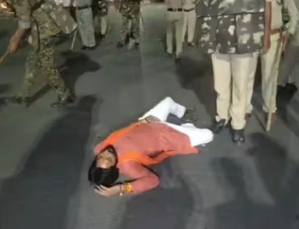 इंदौर में बजरंग दल के 250 से ज्यादा कार्यकर्ताओं पर FIR, TI के बाद DCP लाइन हाजिर इंदौर में बजरंग दल के 250 से ज्यादा कार्यकर्ताओं पर FIR, TI के बाद DCP लाइन हाजिर