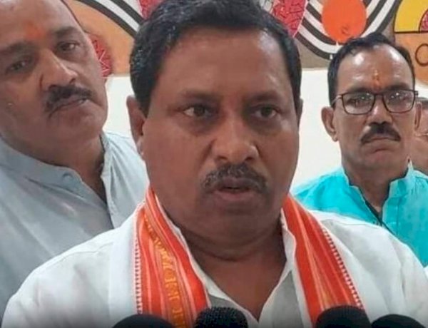 पहले भूख से मरते थे, अब ज्यादा खाने से मर रहे हैं, बीजेपी सांसद ने गरीबों का उड़ाया मजाक पहले भूख से मरते थे, अब ज्यादा खाने से मर रहे हैं, बीजेपी सांसद ने गरीबों का उड़ाया मजाक