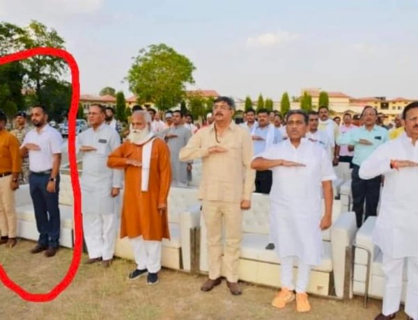 RSS के कार्यक्रम में ध्वज प्रणाम करते दिखे कलेक्टर-कमिश्नर, कांग्रेस बोली- इन्हें चुनाव से दूर रखे निर्वाचन आयोग RSS के कार्यक्रम में ध्वज प्रणाम करते दिखे कलेक्टर-कमिश्नर, कांग्रेस बोली- इन्हें चुनाव से दूर रखे निर्वाचन आयोग