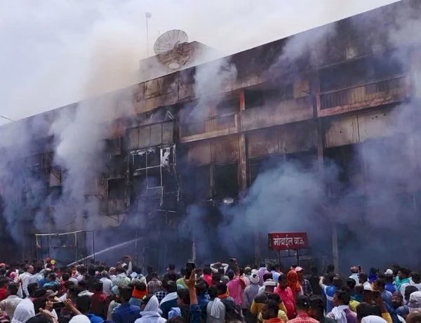 CG: शॉपिंग कॉम्प्लेक्स में लगी भीषण आग, मची अफरा तफरी, आग से बचने के लिए लोग पहली मंजिल से कूदे CG: शॉपिंग कॉम्प्लेक्स में लगी भीषण आग, मची अफरा तफरी, आग से बचने के लिए लोग पहली मंजिल से कूदे