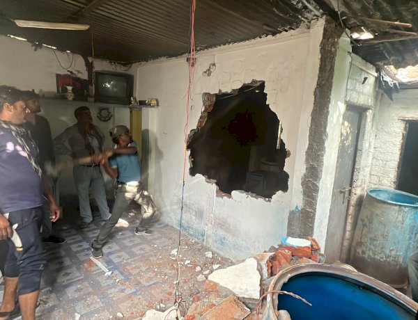 युवक के गले में पट्टा डालने का मामला, आरोपियों के घर पर चला हथौड़ा, 14 दिन के लिए भेजे गए जेल युवक के गले में पट्टा डालने का मामला, आरोपियों के घर पर चला हथौड़ा, 14 दिन के लिए भेजे गए जेल