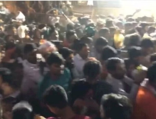 उज्जैनः महाकाल मंदिर परिसर के अंदर भिड़े श्रद्धालु और गार्ड, जमकर चले लात-घूंसे, भारी भीड़ में चरमरायी व्यवस्था उज्जैनः महाकाल मंदिर परिसर के अंदर भिड़े श्रद्धालु और गार्ड, जमकर चले लात-घूंसे, भारी भीड़ में चरमरायी व्यवस्था
