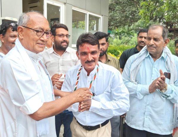 पत्रकार नितिन दुबे ने साथियों सहित थामा कांग्रेस का दामन, भाजपा सरकार को उखाड़ फेंकने की ली शपथ पत्रकार नितिन दुबे ने साथियों सहित थामा कांग्रेस का दामन, भाजपा सरकार को उखाड़ फेंकने की ली शपथ