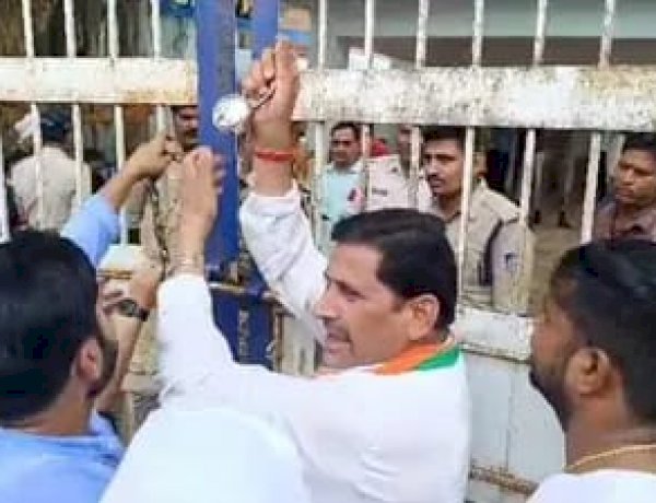 अघोषित बिजली कटौती के विरुद्ध कांग्रेस का हल्ला बोल, मुरैना में महाप्रबंधक कार्यालय पर जड़ा ताला अघोषित बिजली कटौती के विरुद्ध कांग्रेस का हल्ला बोल, मुरैना में महाप्रबंधक कार्यालय पर जड़ा ताला