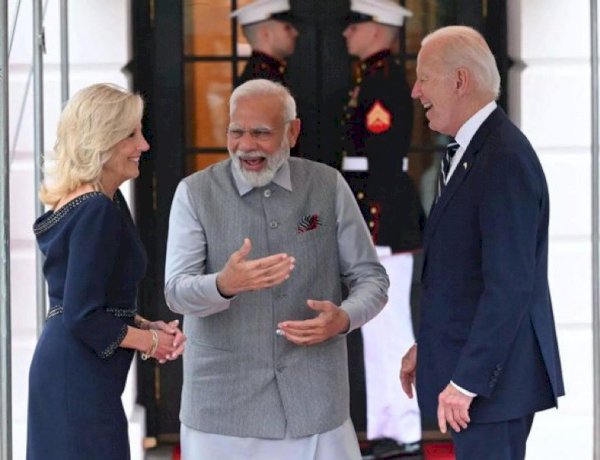 व्हाइट हाउस में PM मोदी, बाइडेन फैमिली के साथ किया डिनर, फर्स्ट लेडी को गिफ्ट किया डायमंड व्हाइट हाउस में PM मोदी, बाइडेन फैमिली के साथ किया डिनर, फर्स्ट लेडी को गिफ्ट किया डायमंड