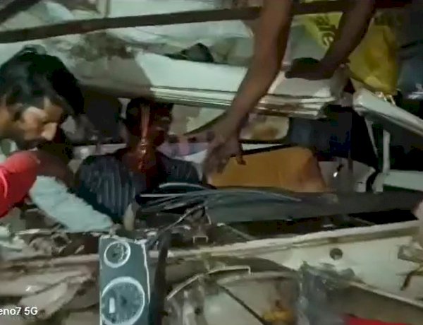 MP: शाजापुर में भीषण सड़क हादसा, खड़े ट्रक से टकराई कार, दो लोगों की मौके पर ही मौत, 9 घायल MP: शाजापुर में भीषण सड़क हादसा, खड़े ट्रक से टकराई कार, दो लोगों की मौके पर ही मौत, 9 घायल