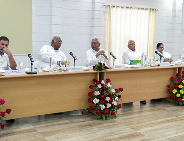 हम सब एकजुट, साथ मिलकर लड़ेंगे लोकसभा चुनाव, महाबैठक के बाद विपक्षी दलों का साझा बयान हम सब एकजुट, साथ मिलकर लड़ेंगे लोकसभा चुनाव, महाबैठक के बाद विपक्षी दलों का साझा बयान