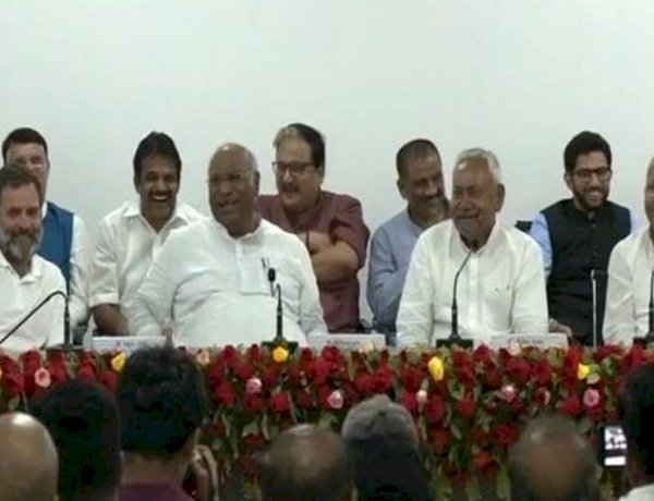 शादी कीजिए, हम बाराती बनेंगे, जब प्रेस कांफ्रेंस में लालू यादव ने छेड़ी राहुल गांधी की शादी की बात शादी कीजिए, हम बाराती बनेंगे, जब प्रेस कांफ्रेंस में लालू यादव ने छेड़ी राहुल गांधी की शादी की बात