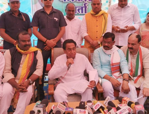 मध्य प्रदेश में शिव राज नहीं भ्रष्ट राज है, मंडला में सीएम चौहान पर बरसे कमलनाथ मध्य प्रदेश में शिव राज नहीं भ्रष्ट राज है, मंडला में सीएम चौहान पर बरसे कमलनाथ
