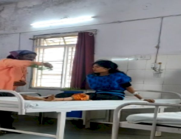 खरगोन: अंधविश्वास ने ली किशोरी की जान, सर्पदंश के बाद दो घंटे तक अस्पताल में चलता रहा झाड़फूंक का ड्रामा खरगोन: अंधविश्वास ने ली किशोरी की जान, सर्पदंश के बाद दो घंटे तक अस्पताल में चलता रहा झाड़फूंक का ड्रामा