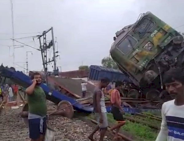 पश्चिम बंगाल में भीषण रेल हादसा, बांकुरा में आपस में टकराईं दो मालगाड़ियां, 12 बोगियां बेपटरी