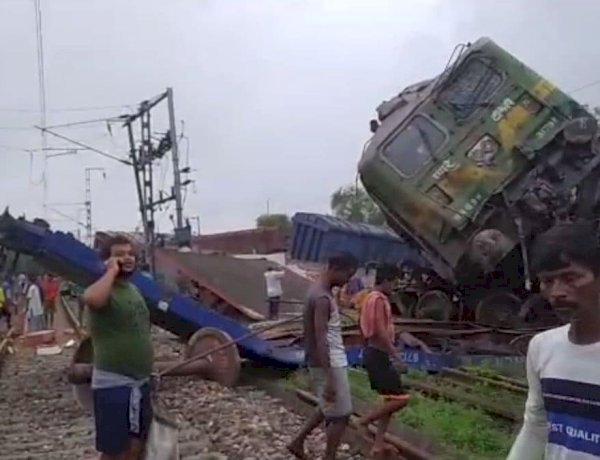 पश्चिम बंगाल में भीषण रेल हादसा, बांकुरा में आपस में टकराईं दो मालगाड़ियां, 12 बोगियां बेपटरी पश्चिम बंगाल में भीषण रेल हादसा, बांकुरा में आपस में टकराईं दो मालगाड़ियां, 12 बोगियां बेपटरी