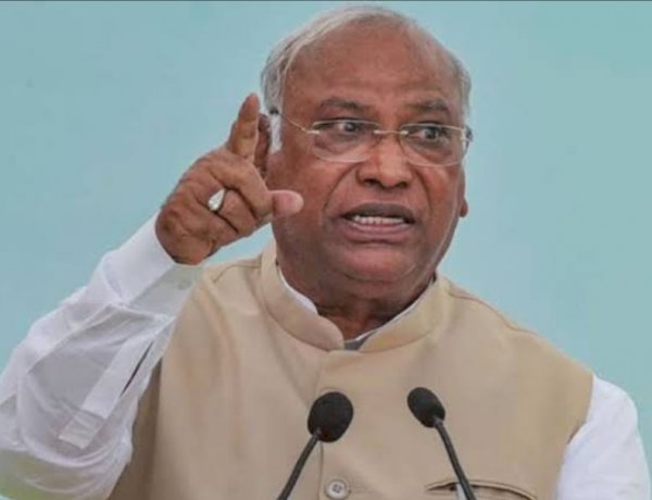 पूरा देश सुनना चाहता है मणिपुर की बात, कांग्रेस अध्यक्ष ने पीएम मोदी के सामने रखी 5 मांगें पूरा देश सुनना चाहता है मणिपुर की बात, कांग्रेस अध्यक्ष ने पीएम मोदी के सामने रखी 5 मांगें