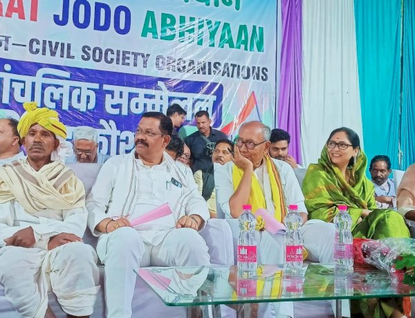 मंडला में भारत जोड़ो अभियान के आंचलिक सम्मेलन का आयोजन, पूर्व सीएम दिग्विजय सिंह भी रहे मौजूद मंडला में भारत जोड़ो अभियान के आंचलिक सम्मेलन का आयोजन, पूर्व सीएम दिग्विजय सिंह भी रहे मौजूद